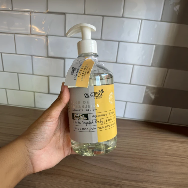 sabonete líquido jasmim perfume floral suave pele macia uso diário elegante
